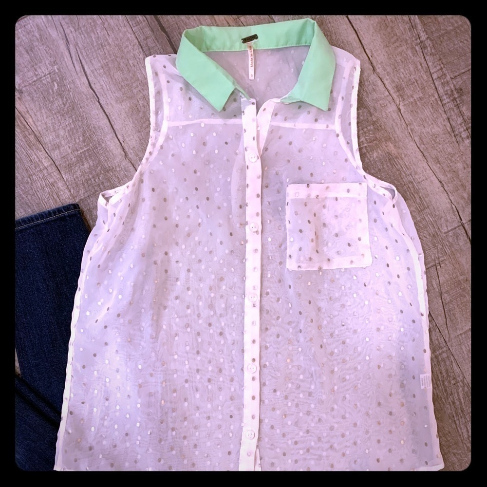 💙3 for $20💙Sheer white‎ and silver polka dot top